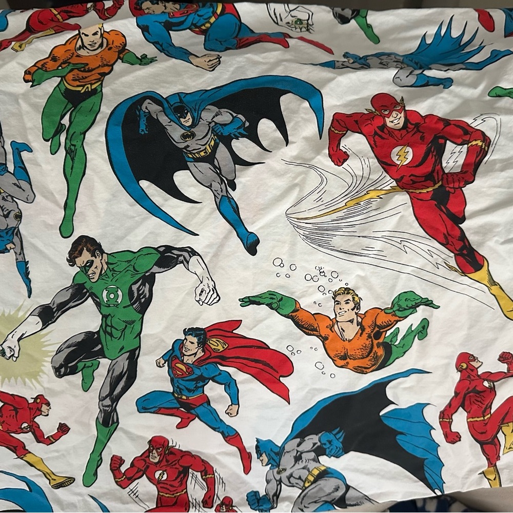 DC Characters.Includes: 2 pillow cases, duvet cover, fitted sheet, and top sheet